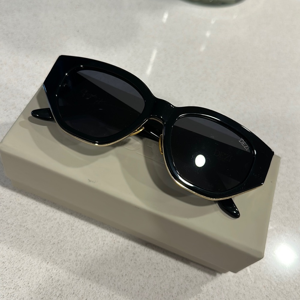 Dezi Charge It sunglasses